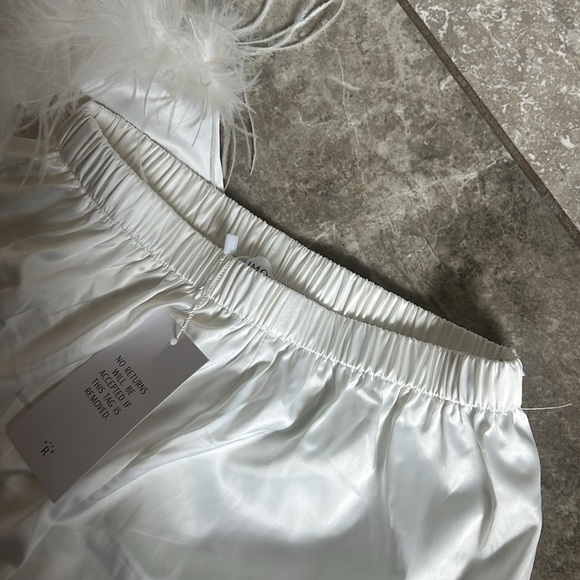 🤍White Satin Feathered Set 🤍 - Picture 9 of 11